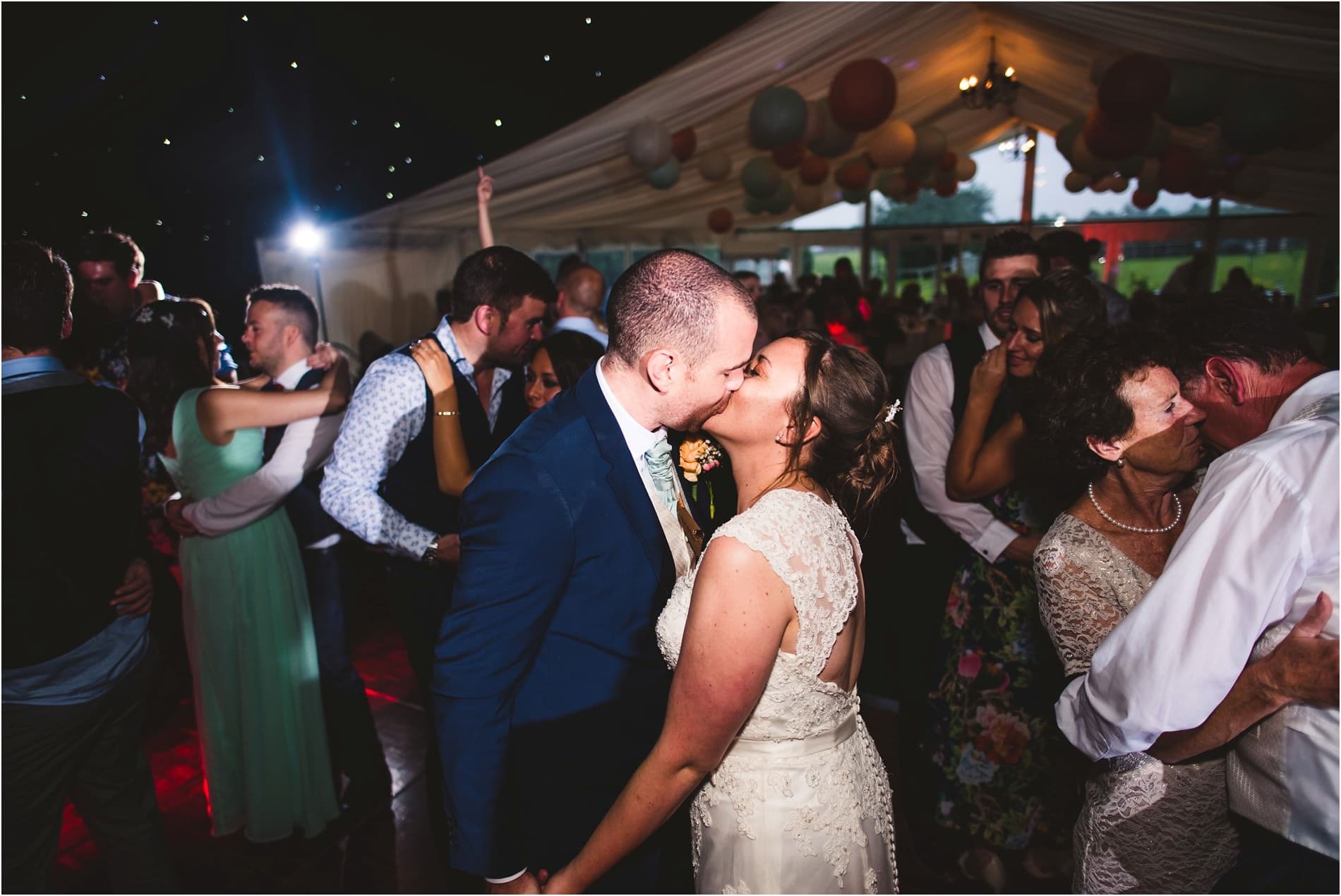 WEDDING PHOTOGRAPHER