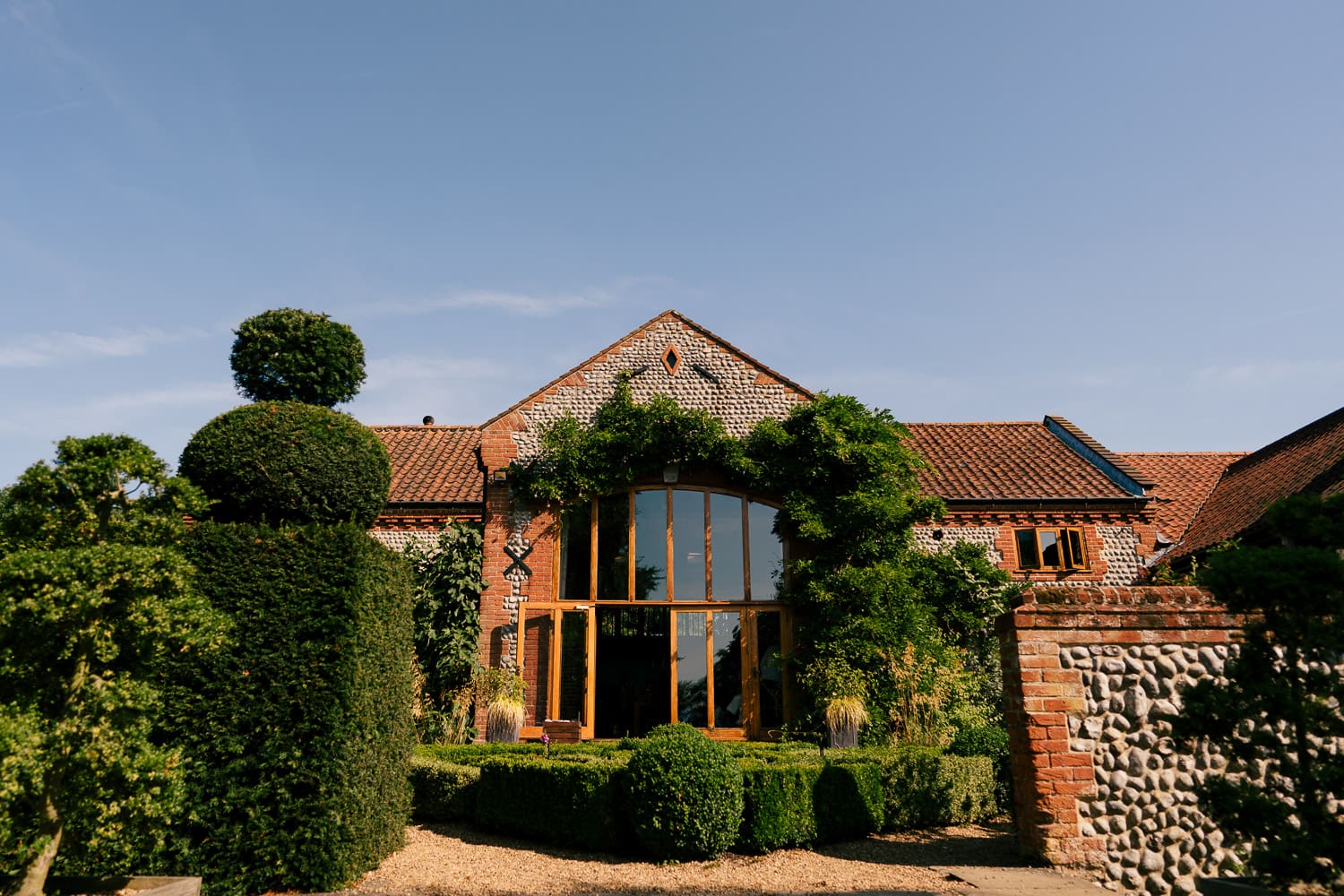 a chaucer barn wedding